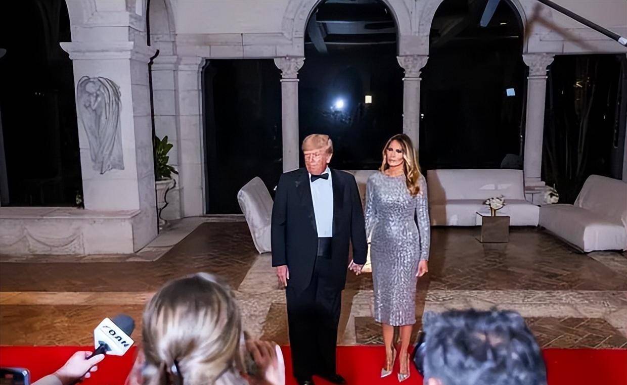 梅拉尼娅:16岁拍内衣写真大胆又清纯,特朗普见她的不雅照说时髦_照片