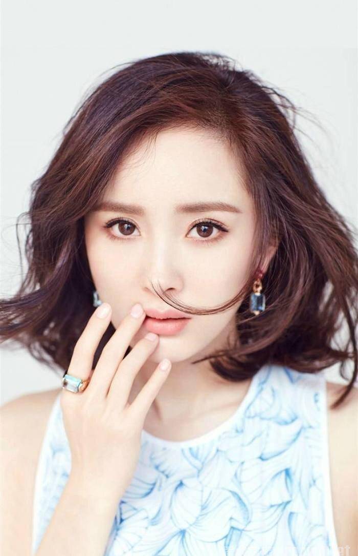 有人猜测这是杨幂对某个事件或问题做出的回应,也有人认为这可能是一