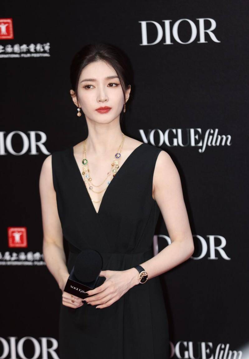 江疏影黑色v领连衣裙封面展现独特个性风格_女士_项链_造型