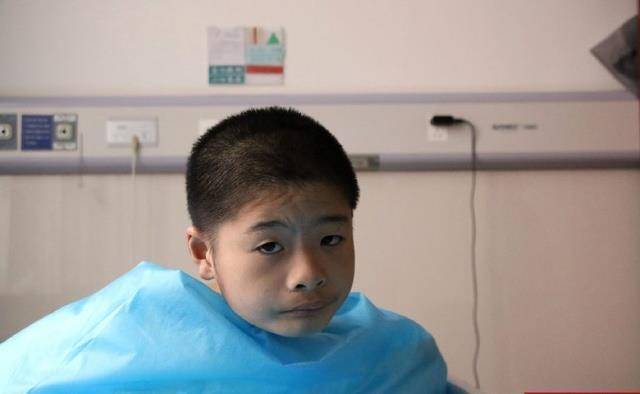 遭亲妈遗弃街头男孩双脚严重冻伤截肢后恢复良好_孩子_小男孩_手术