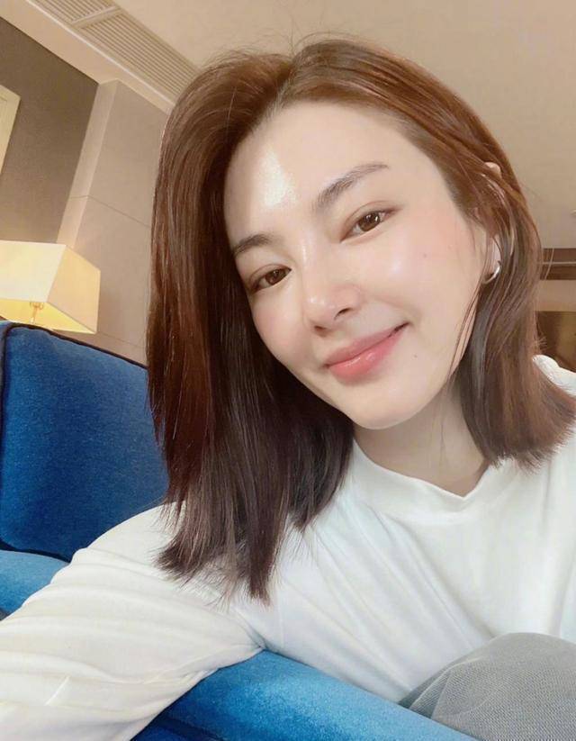 张雨绮短发造型出席红毯,脸僵被吐槽像机器人,网友喊话别再动脸_妈妈