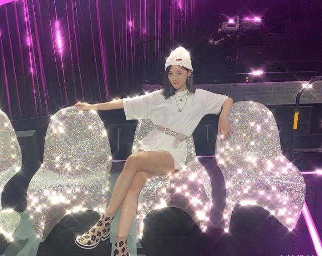 杨超越帮吴宣仪拍照,却不料手滑关掉美颜,"无修图"中腿围太真实_肌肉