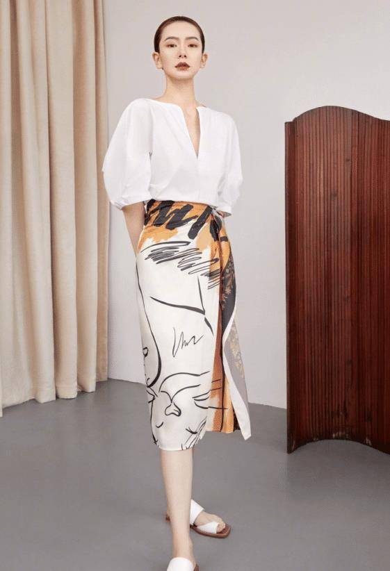 有种坐姿叫戚薇的坐姿,双腿盘在一起,体重过百的女生都模仿不来_的