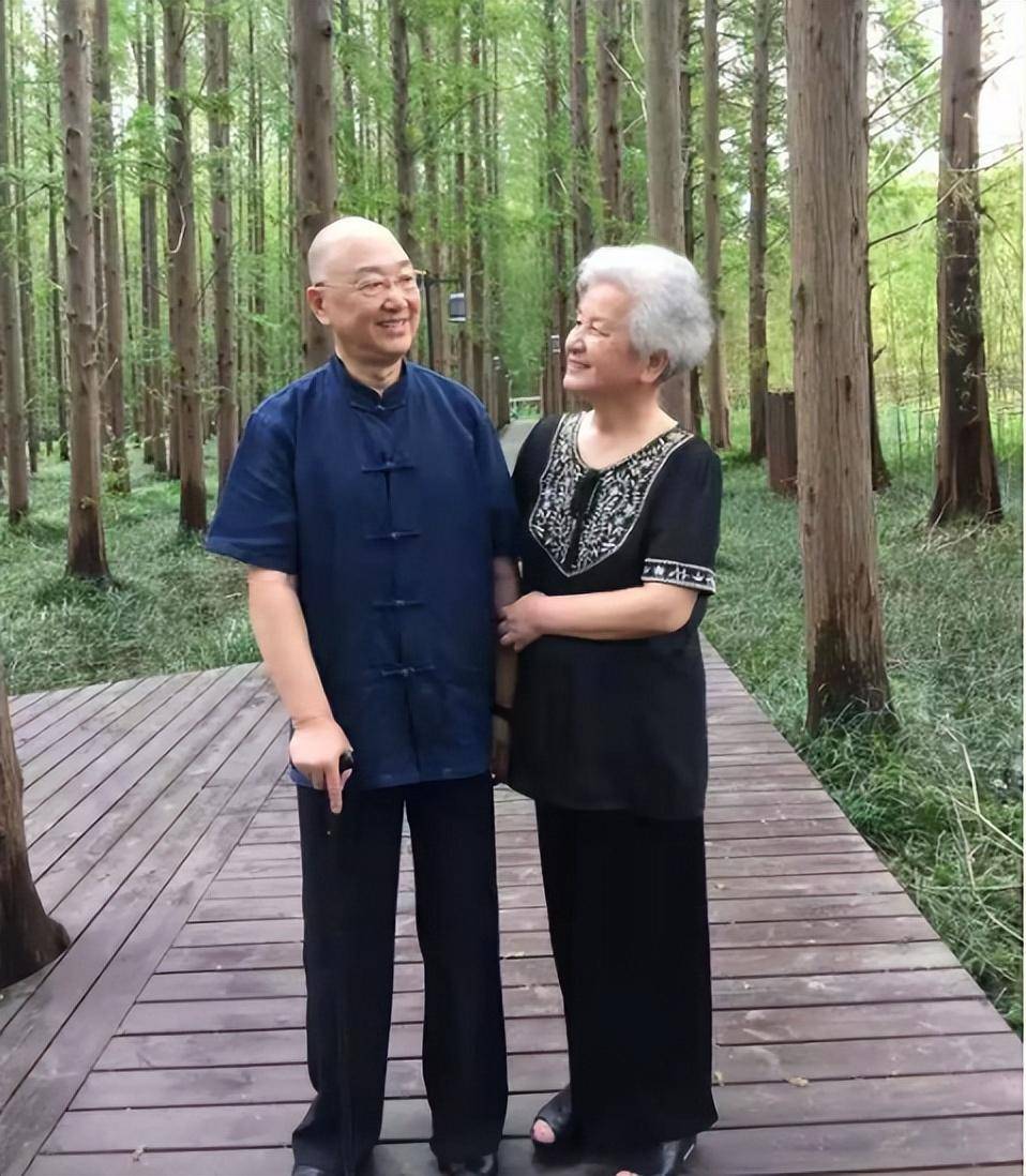 (乔榛与妻子唐国妹)乔榛3次患癌,又得过脑梗,心梗,还中风,人生够坎坷