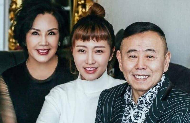 笑星潘长江的女儿潘阳,嫁给富豪老公,演员歌手作家多栖发展_小时候