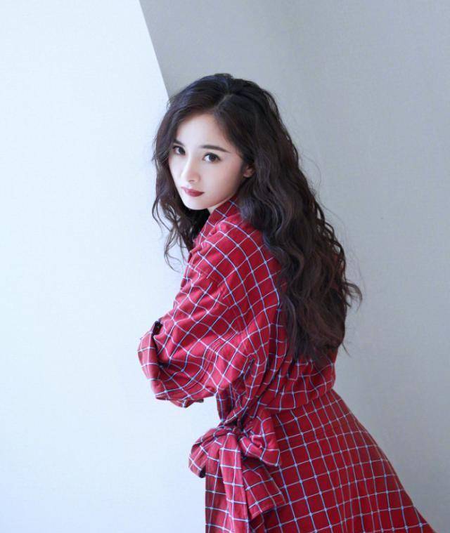 都会选择连衣裙,礼服等服装,而杨幂这次选择的是一款红格衬衫搭配白色