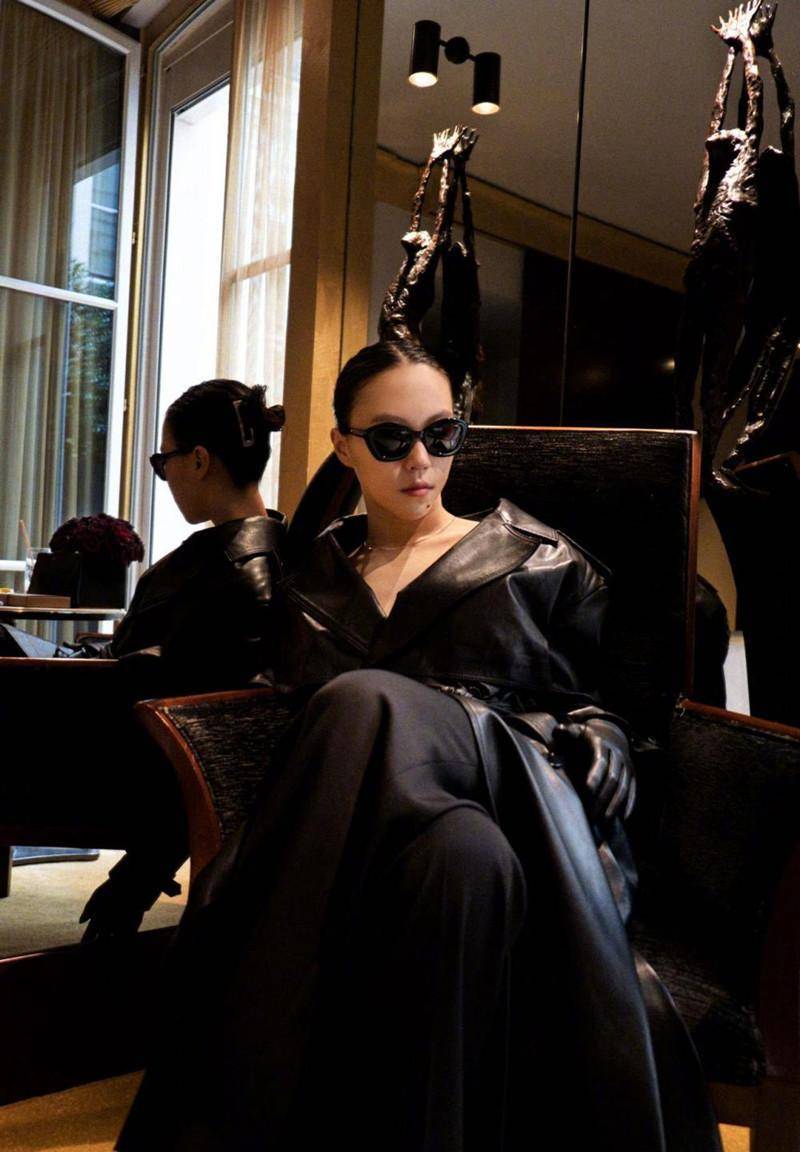 窦靖童新装亮相巴黎惊艳亮相!