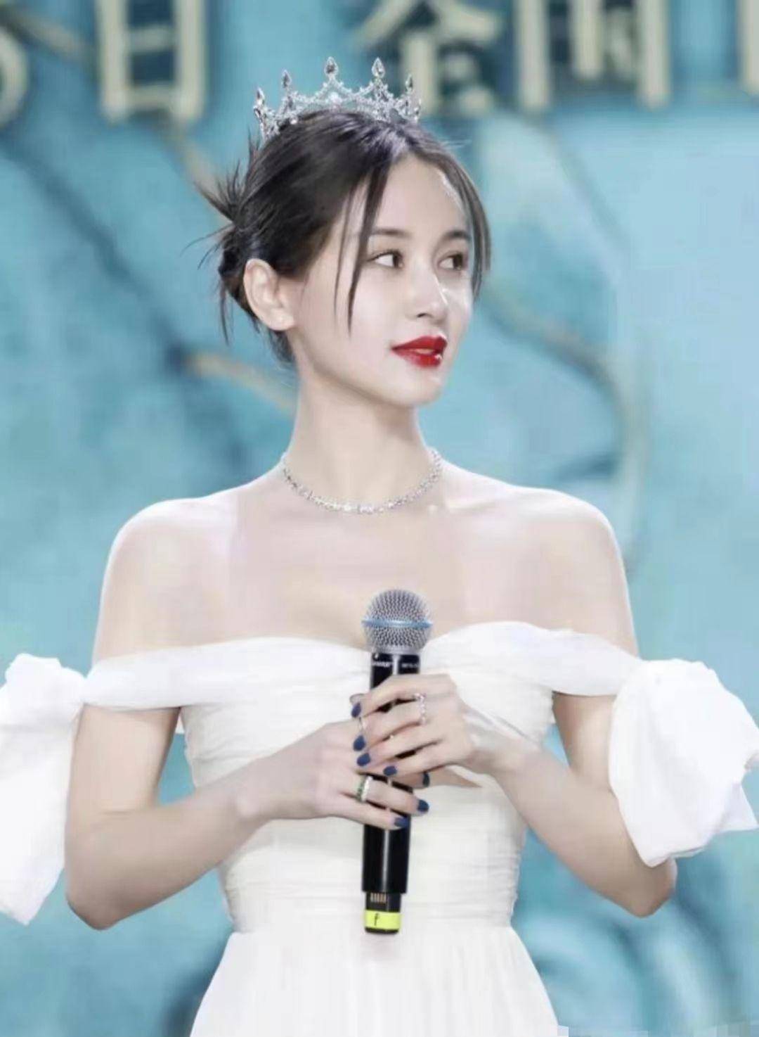 郭敬明不得不为王子文戴上王冠,可惜他踮着脚尖站立,内侧高度增加