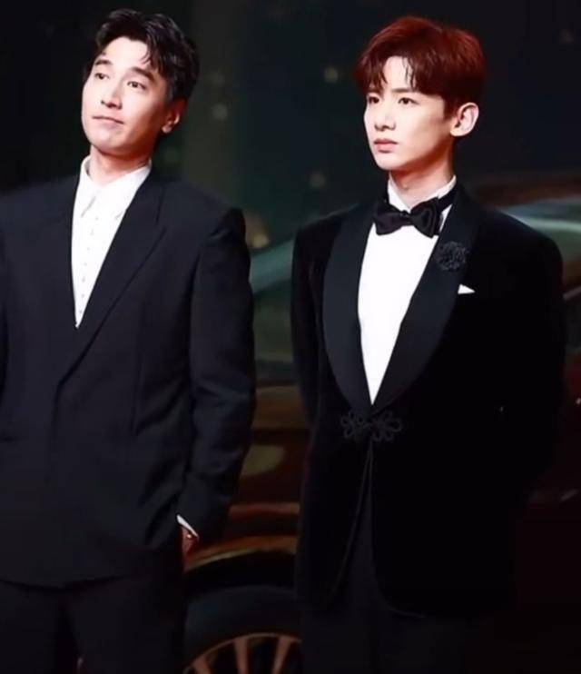 在老大哥赵又廷的怂恿下,白敬亭拼命踮脚签名_小白_质感_父子