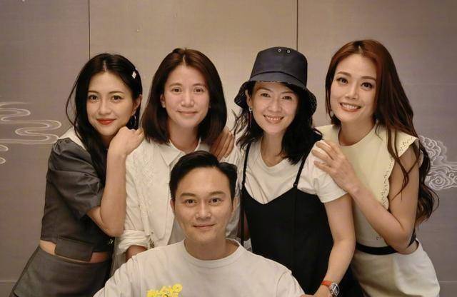 袁咏仪携章子怡容祖儿等为老公庆生,她无惧被艳压素颜出镜超自信