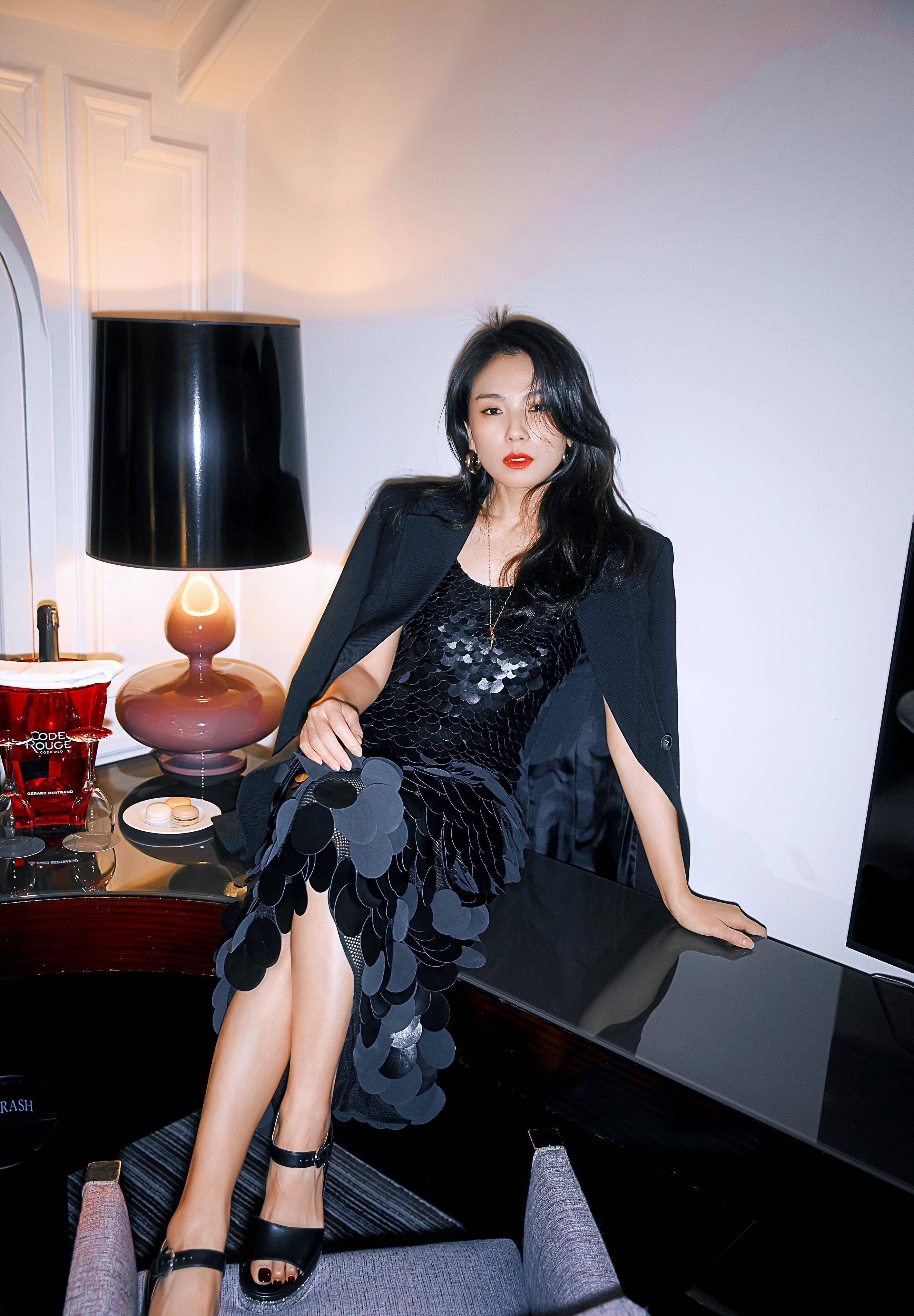 刘涛身穿黑色紧身吊带裙,优雅大方,既像贵妇,又像财阀夫人.