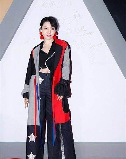 短裙,脚踩厚底凉鞋,侧分短发,舞台上认真歌唱的吴莫愁时髦又有活力!