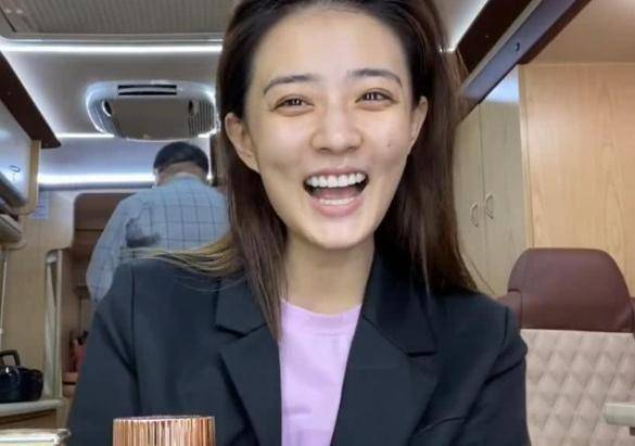 徐璐素颜出镜引热议,化妆完竟然没有素颜美?