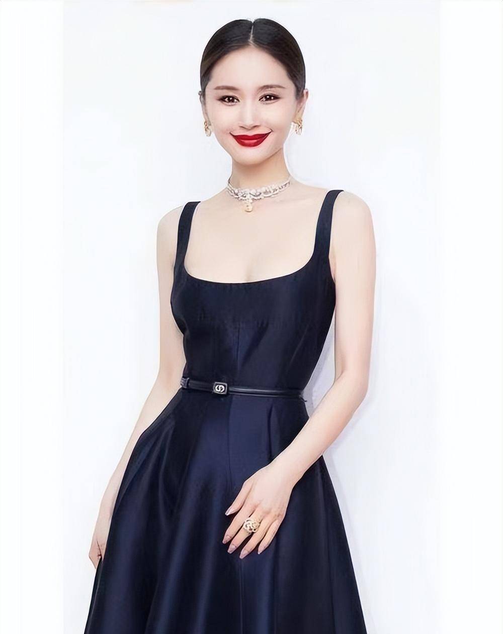 郭敬明穿增高鞋给她戴头饰,要低头曲腿才能够得着_身材_技巧_裙子