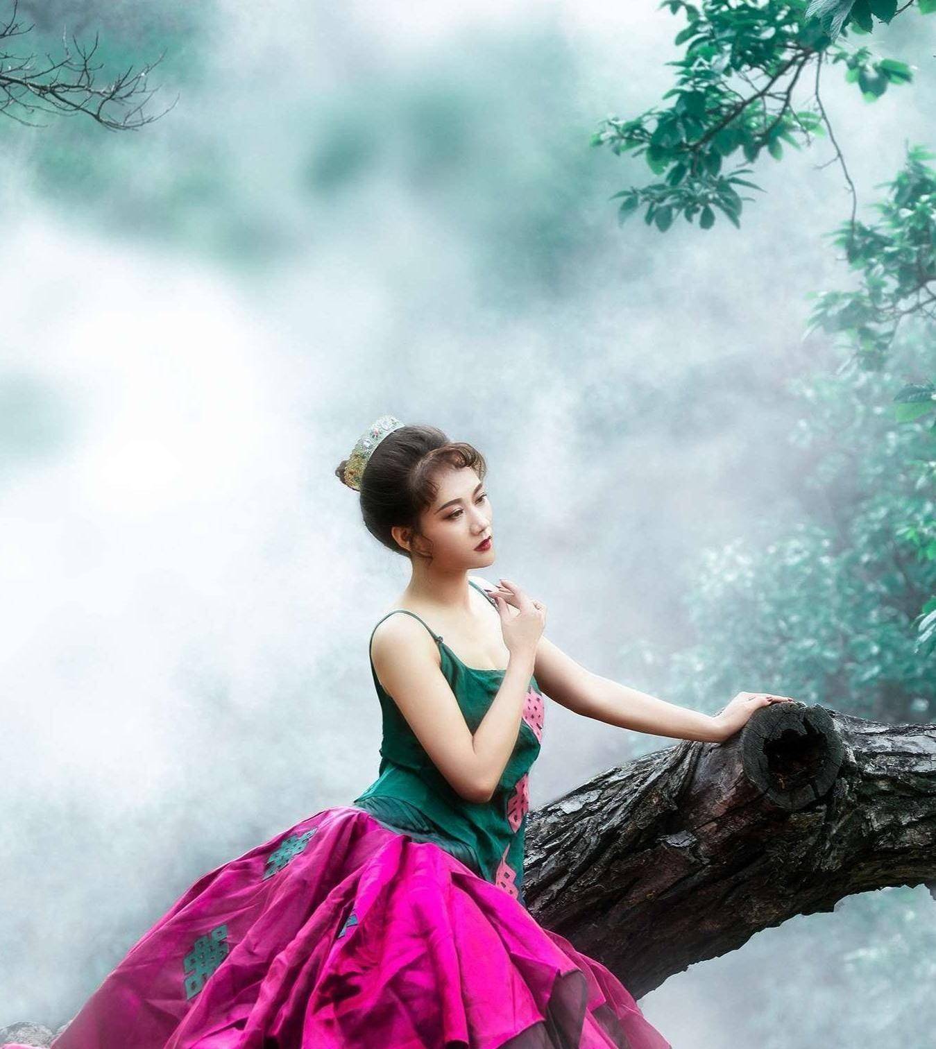 素颜,如雪.剪一段时光,把有关你我的过往,于最深的红尘里悄然埋葬.