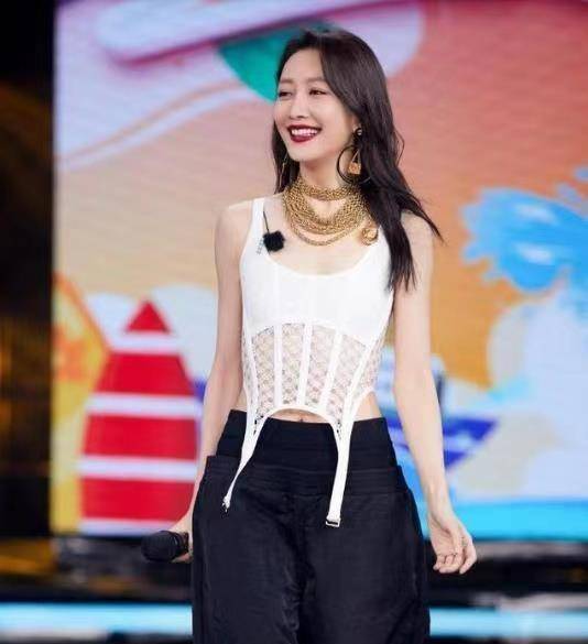 王鸥节目里挺敢穿,露脐装玩时尚风,为吸睛还调两根"衣服带"_款式_风格