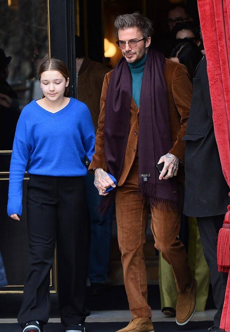 他带着女儿哈珀·塞文·贝克汉姆在巴黎街头散步.