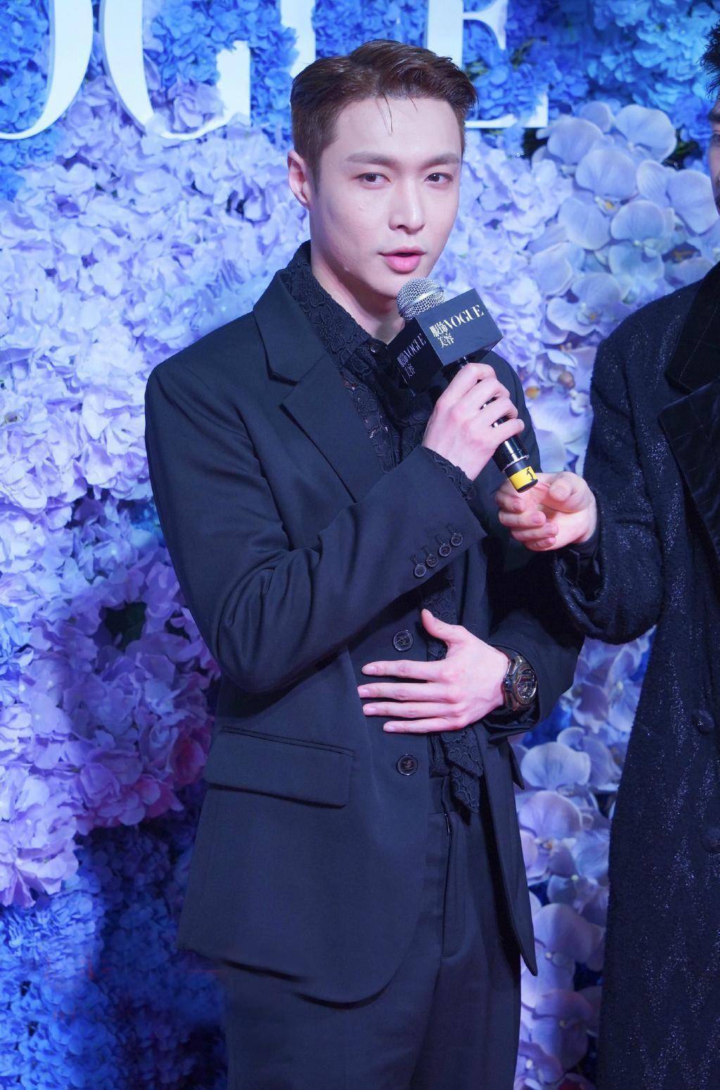 杨幂在宋茜头上比兔子耳朵,前面的张艺兴表情好呆,三人同框氛围感十足