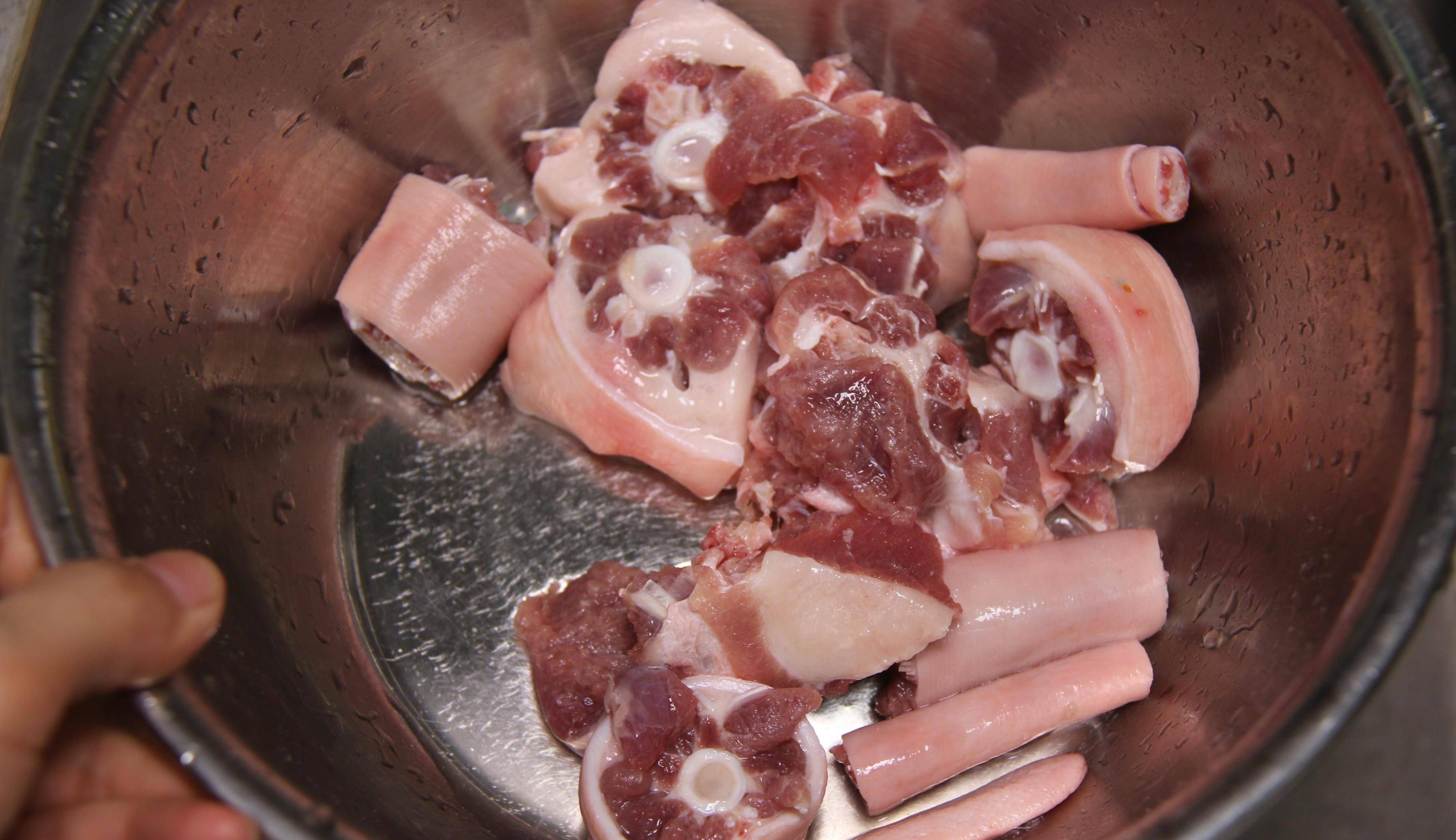 天冷了,多给家人炖这碗黑豆汤,煲汤鲜香又好喝,女人多喝气色好_红枣