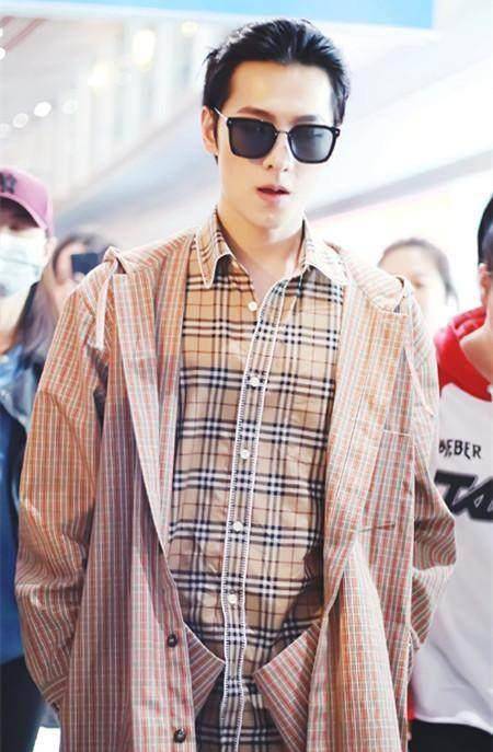 杨洋现身,真的好像陈学冬,有点分不清楚了!_感觉_发型_风格