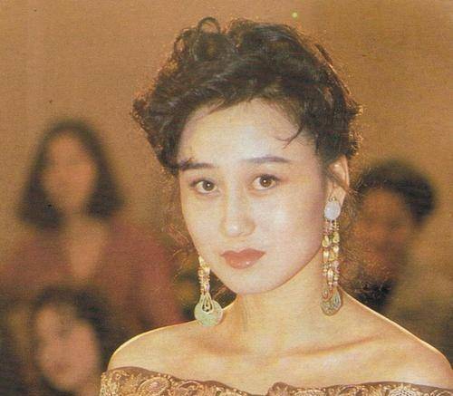 深爱着赌王的利智,最后为何被迫离开,终身不入港澳,嫁给李连杰_李治