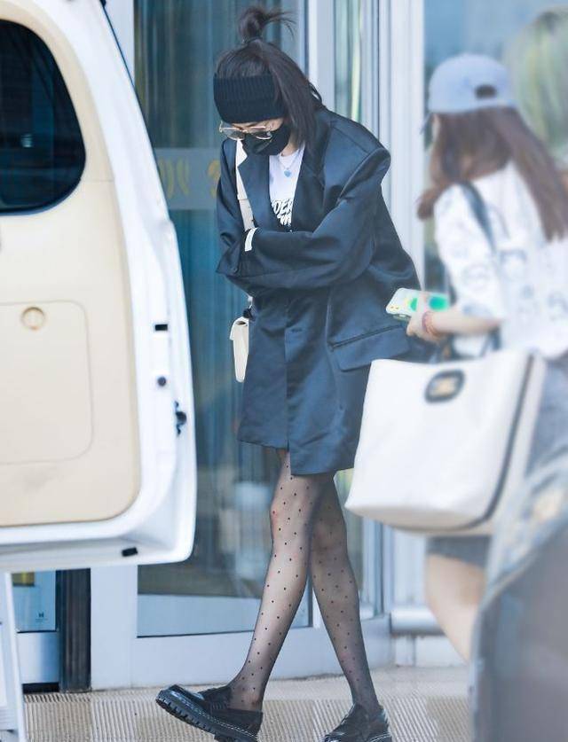 杨幂又火上热搜,穿百褶裙扎高马尾,生图暴露真实腿围_女明星_感觉