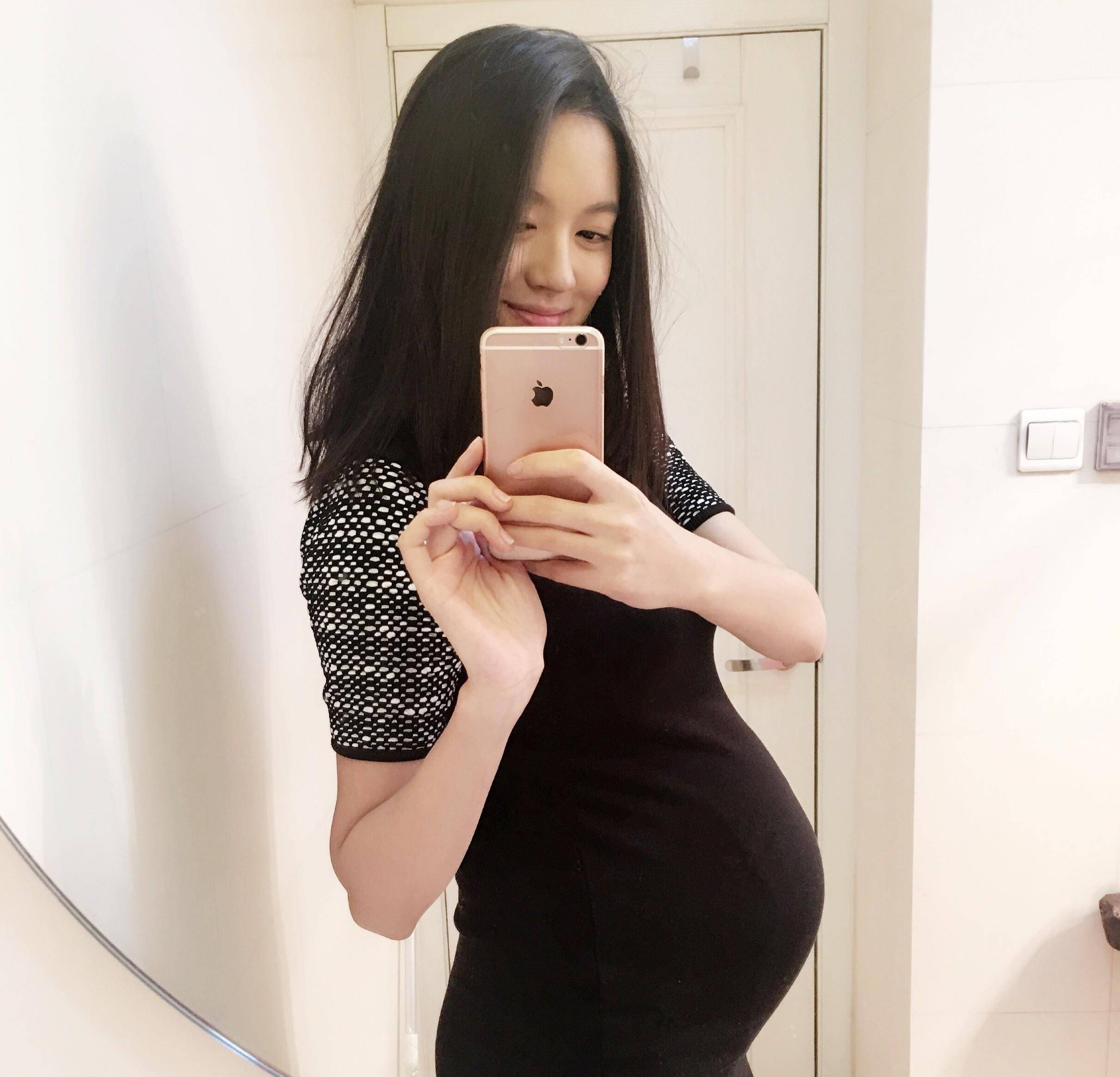 张梓琳一家三口同框,老公胖成200斤胖子,她照顾女儿老公看手机_肚子