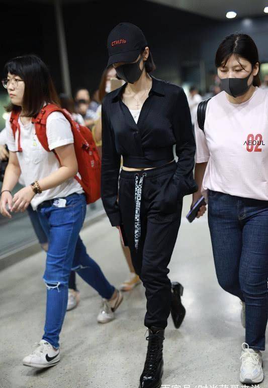 宋茜又开始秀腰了,这腰带勒这么紧,有点故意的吧?_卫衣_套装_衣服