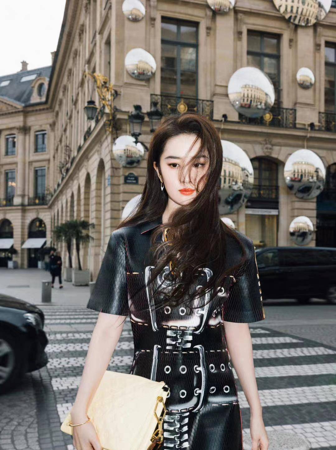 巴黎时装周街拍刘亦菲身穿创意酷炫时尚黑色皮裙