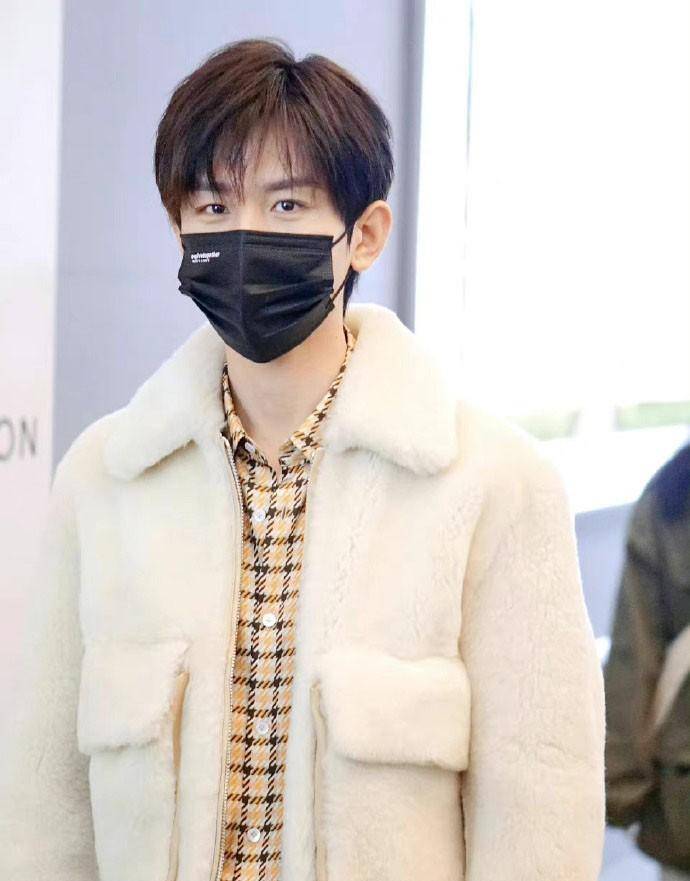 程毅白大褂显得精致,井柏然和李荣浩一起出发!_成毅_前往_图片