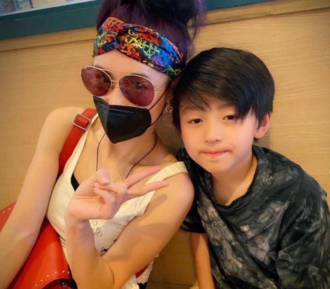 小林青霞晒与儿子亲密合照秀幸福,打扮清新逆龄十足_lucas_quintus