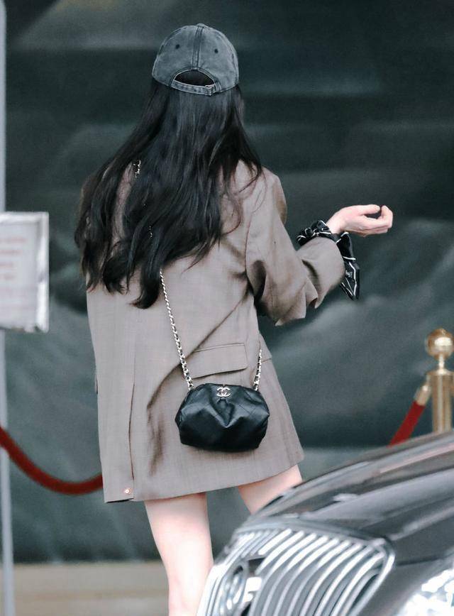 杨幂清晨北京飞上海,穿短裤秀美腿背影照绝了,乖巧测温好可爱_飞机场