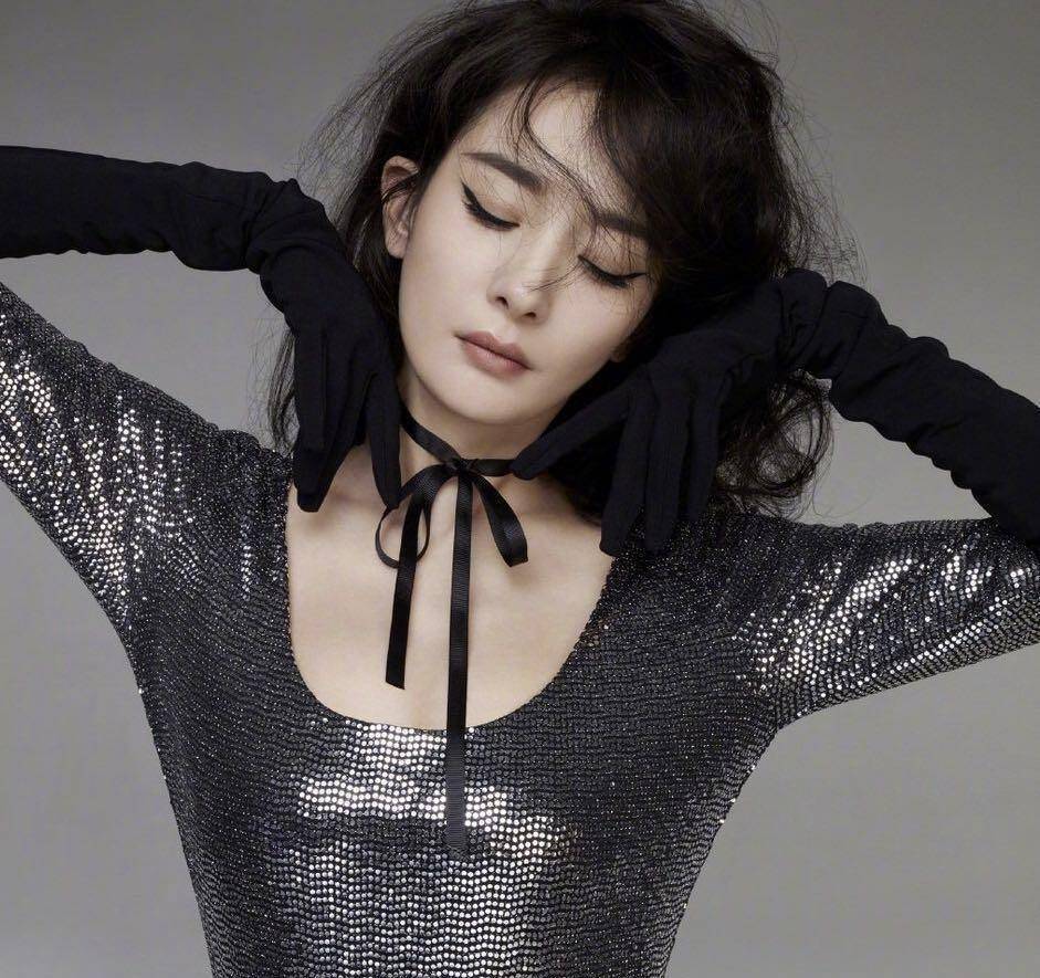 以往都是一头黑色长直发出镜的杨幂,这次换了造型,依旧驾驭得非常完美