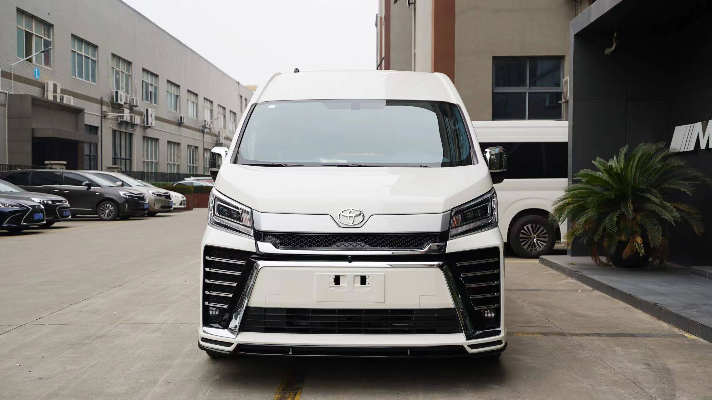 不用全隔断可以完成7 2进座进口丰田海狮hiace绿色内饰威尔法外观