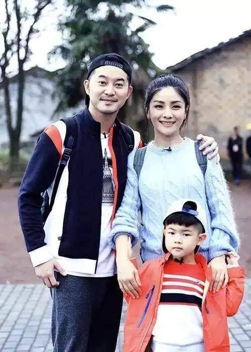 大家注意到还有一组没有全家福,那就是蔡国庆一家~所以蔡国庆妻子是谁