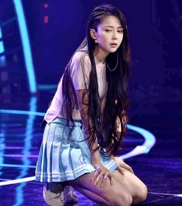 之前在韩国专门做过练习生训练的周梓倩,除了高超的舞蹈技艺外,浑身