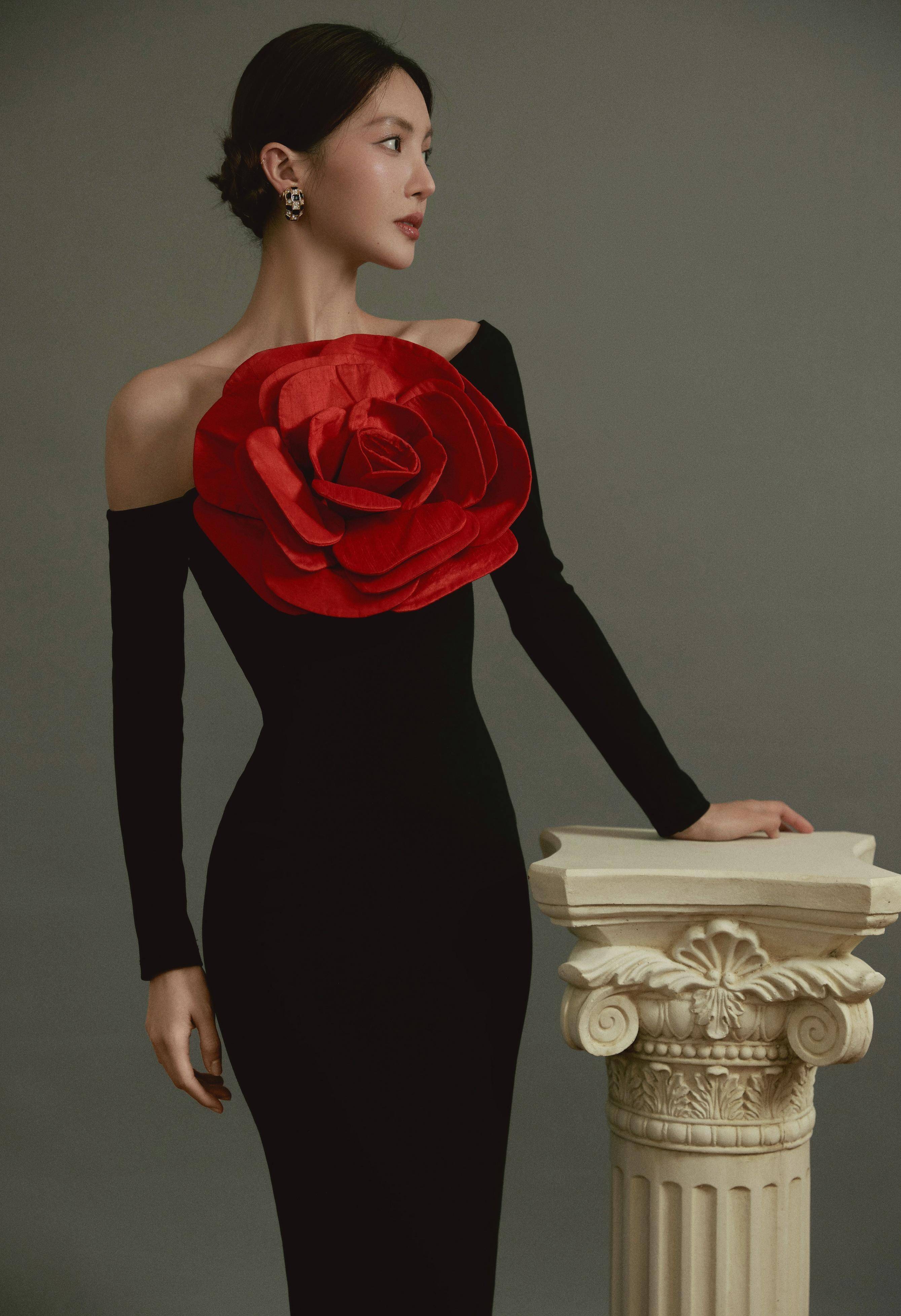 金晨黑色玫瑰礼服时尚动人