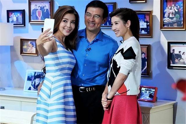 50岁朱迅近照曝光,鼻梁凸起下巴有填充,网友:过度整容看着别扭_视频