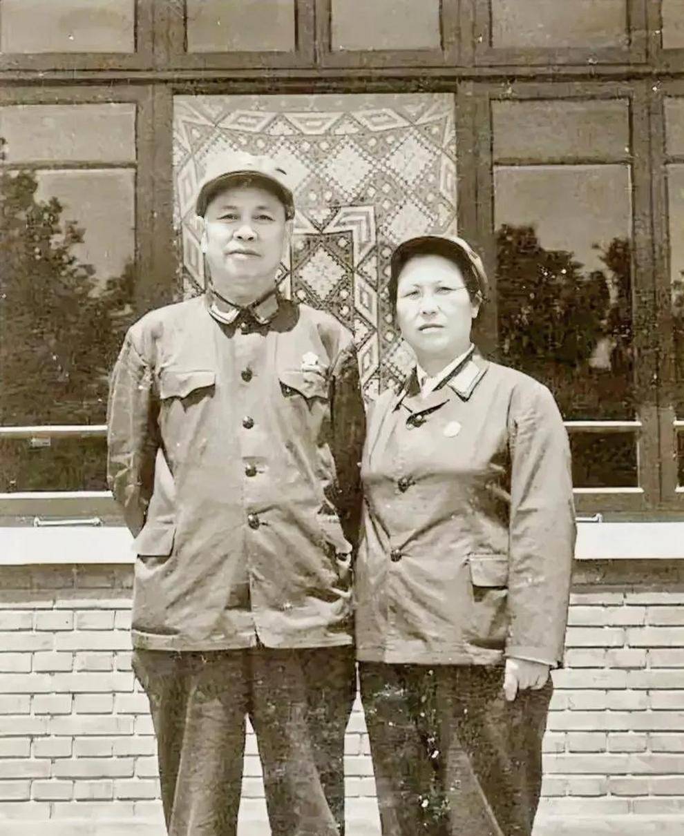 他与萧华工作有分歧,俩人互怼,肖向荣劝他:不说话,比什么都好_邱会作