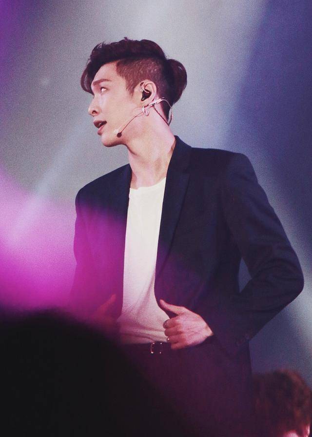 张艺兴为什么受前辈喜欢_舞台_小时_吃苦
