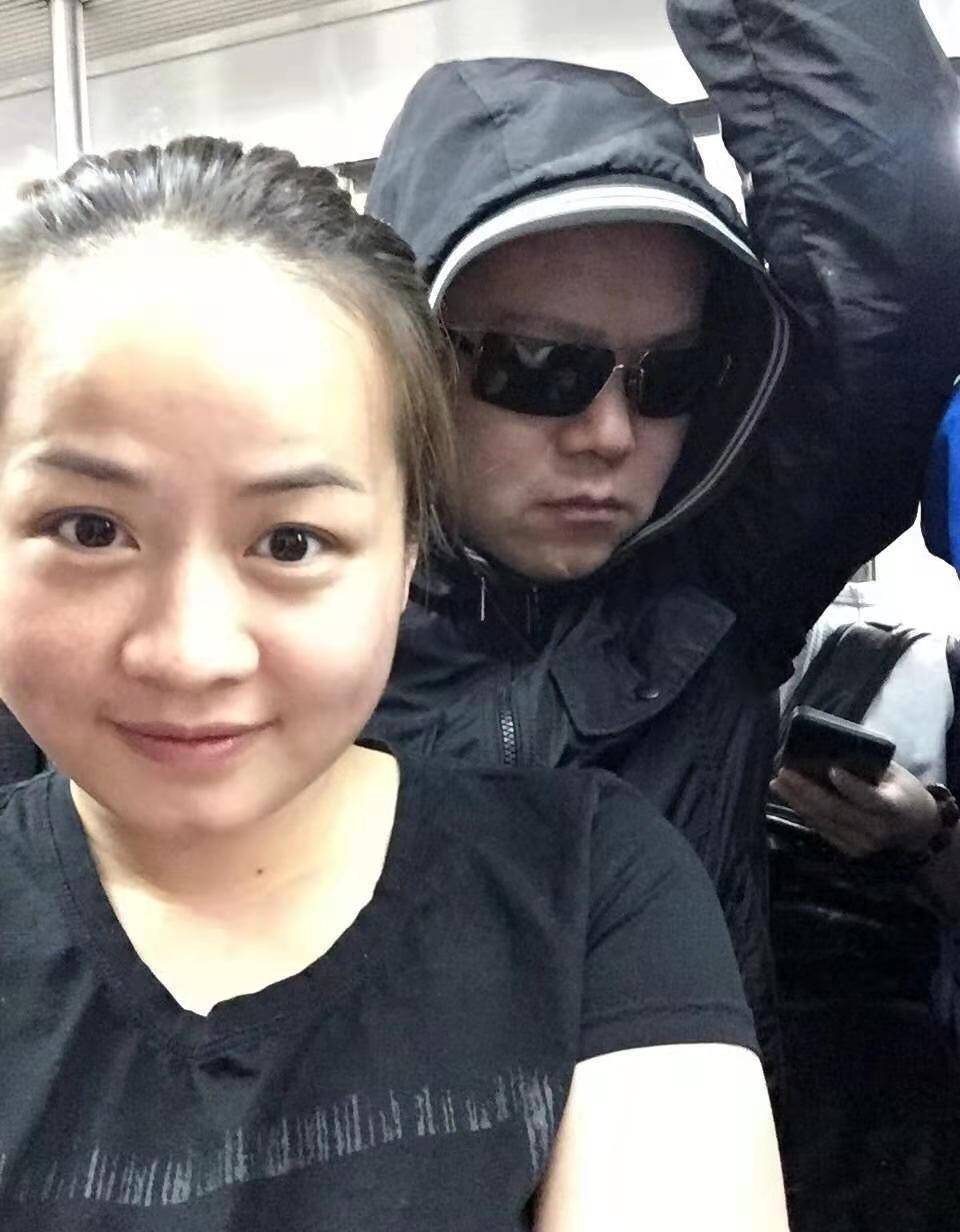 看到这幅图终于明白了,难怪岳云鹏说妻子是"国外方块的竖块"_郑敏