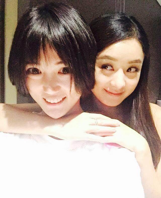 赵丽颖张碧晨同框颜值不占优,每次与小花合照包子脸无奈脱颖而出_脸型
