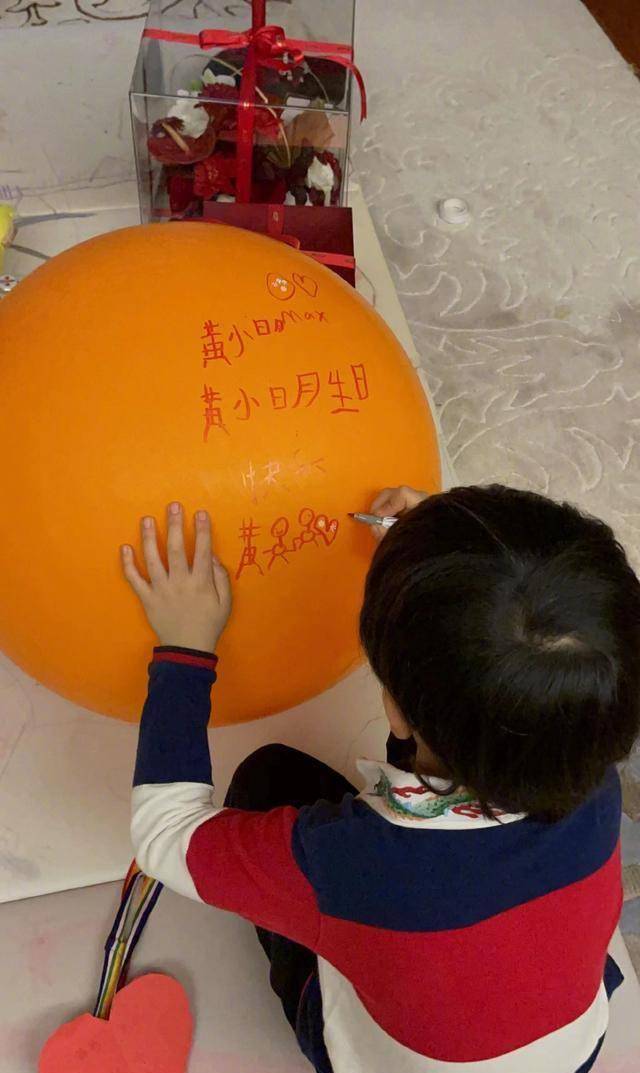 黄晓明庆生吃肉夹馍蛋糕小海绵亲手为爸爸准备最窝心礼物_生日_蜡烛