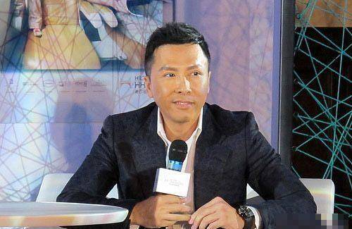 2月12日,甄子丹戴着黑色帽子和白色口罩,一身潮流休闲装现身机场,被