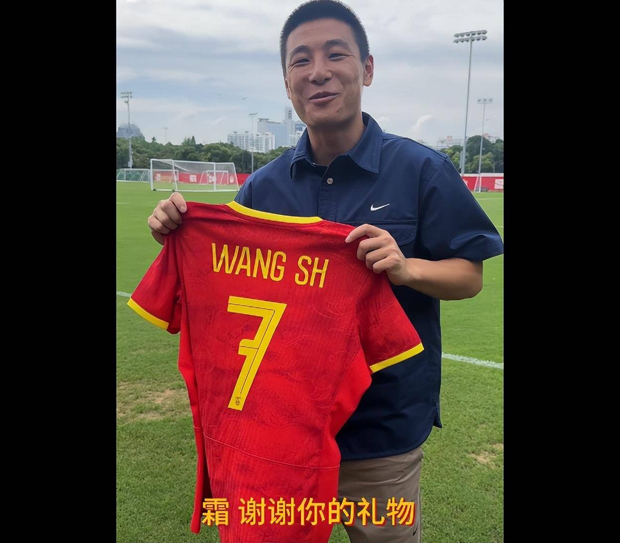 武磊社媒祝王霜和女足出征顺利,球迷:男女足最强7号_中国女足_世界杯