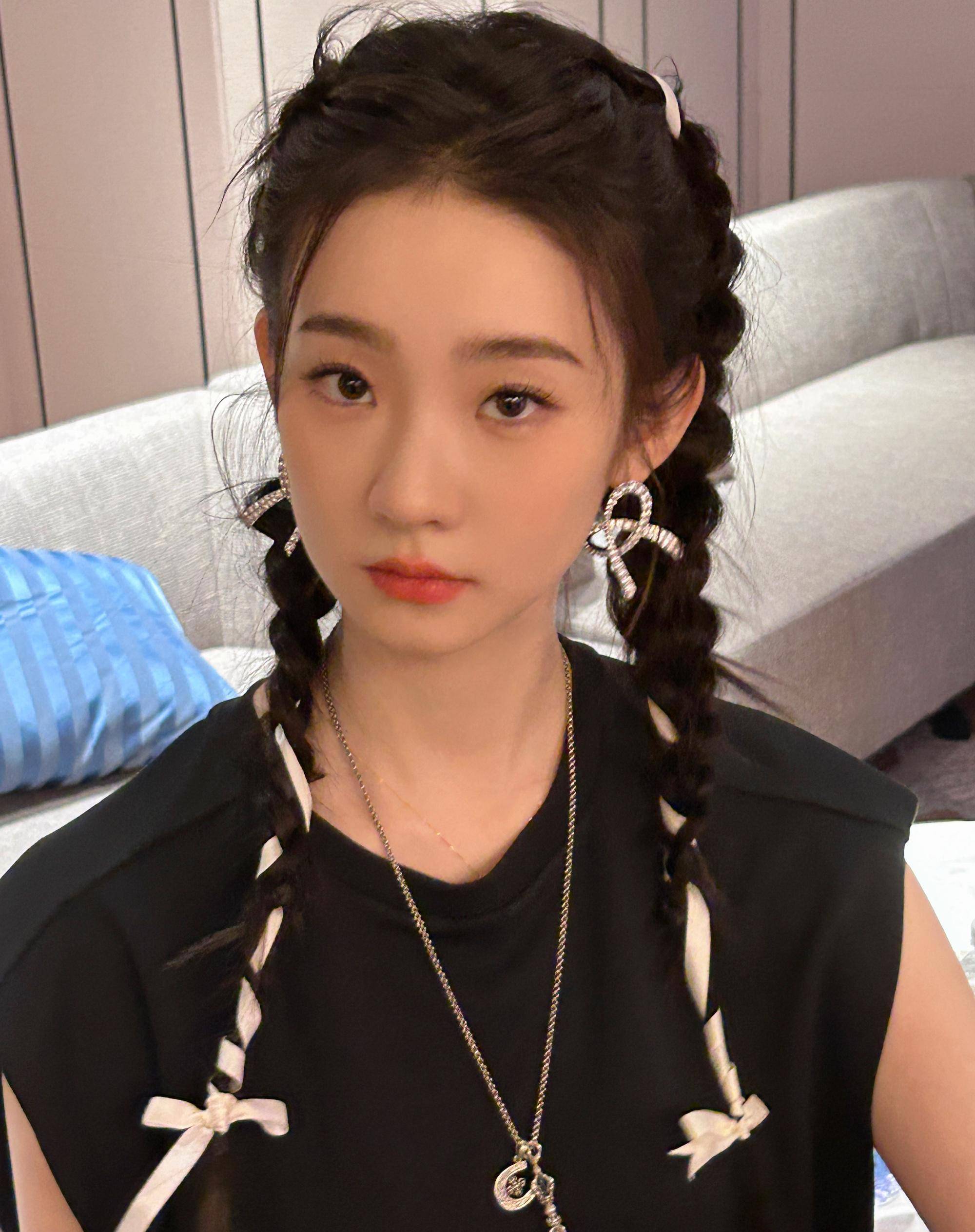 女明星的节日双马尾营业照!