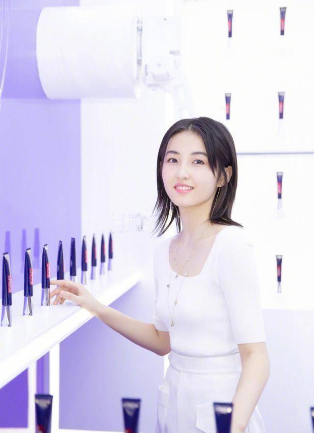 张子枫可算长开了,穿"鱼鳞裙"大胆秀美背,11岁就拿百花奖厉害_妹妹