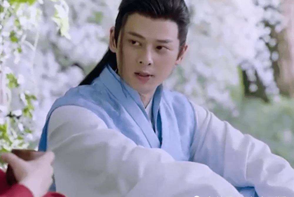 沉睡,沉睡期间,帝君身边的重霖仙官将帝君的一半影子投入到了梵音谷