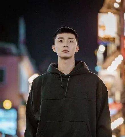 曾经在《金秘书为何那样》里演逼王霸总的朴叙俊,大背头变栗子头,瞬间