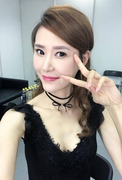 无敌大长腿,虽然许诺看起来不像典型运动员的样子,可是打篮球,许诺